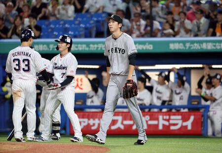 　１回、オスナに先制の２点打を許した戸郷（中央）