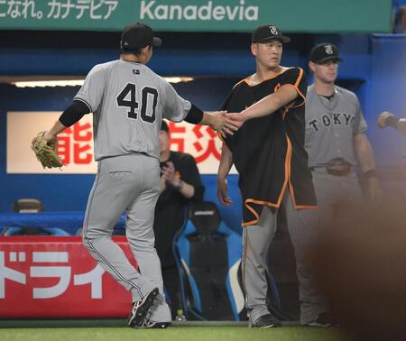 　８回が終わり、アイシング姿でナインを迎える岸田（右）＝撮影・伊藤笙子