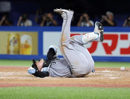 　８回、死球を受け痛がる岸田