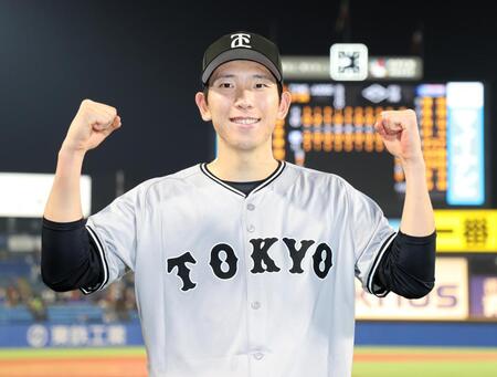 　ヒーローインタビューを終え、ポーズをとる戸郷