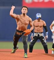 　特別始球式を務める大阪プロレスのゼウス（撮影・西田忠信）