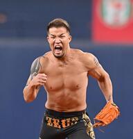 　特別始球式を務めた大阪プロレスのゼウス（撮影・西田忠信）