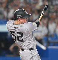 　２回、左越え２ランを放つリチャード（撮影・伊藤笙子）