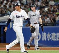 　１回、泉口の左飛で帰塁できず併殺となった一走・キャベッジ。左は奥川