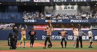 　京セラドームを盛り上げるゼウス（中央）ら大阪プロレスのレスラーたち（撮影・西田忠信）
