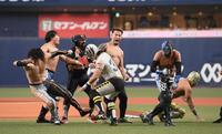 　特別始球式前に会場を盛り上げる大阪プロレスのゼウスらレスラーたち（撮影・西田忠信）