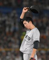 　１回、村上に四球を与え、満塁のピンチを招く戸郷（撮影・伊藤笙子）