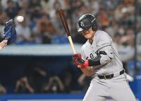 　５回、ヘルメット直撃の死球を受ける岡本（撮影・伊藤笙子）