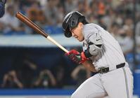 　５回、ヘルメット直撃の死球を受ける岡本（撮影・伊藤笙子）