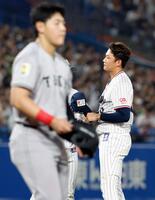 　５回、岡本（手前）の頭部に死球を与えた奥川。危険球退場となった