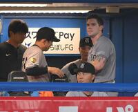 　５回、空振り三振に倒れ、ベンチへ下がるキャベッジ（撮影・伊藤笙子）