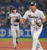 　１回、泉口の左飛で帰塁できずアウトになる一塁走者のキャベッジ（撮影・伊藤笙子）