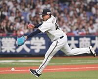 　９回、ソトの打球を処理するも野選となり勝ち越しを許すマチャド（撮影・西田忠信）