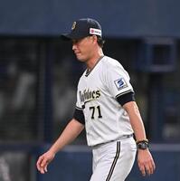 　６回を終え、宮城の交代を告げた岸田監督（撮影・西田忠信）