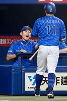 　７回、先制のスクイズを決めた東を迎える三浦監督