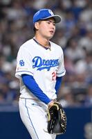 　７回、東のスクイズで先制を許した金丸