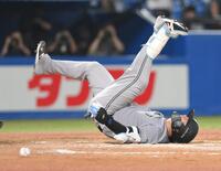 　８回、死球を受け、足をばたつかせて痛がる岸田（撮影・伊藤笙子）