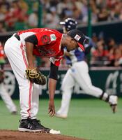 　２回、渡部聖（奥）に先制ソロを浴びたモイネロ