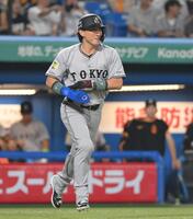 　８回、死球を受けた岸田の代走として一塁へ向かう小林（撮影・伊藤笙子）