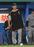 　８回、アイシング姿でベンチに戻ってきた岸田（撮影・伊藤笙子）