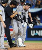 　８回表、死球を受け、ベンチに引き揚げる岸田