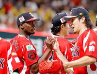 　５回１失点で１１勝目を挙げ、杉山（右）からウイニングボールを受け取るモイネロ