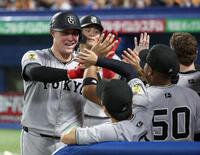 　２回、同点２ランを放ち、ナインに迎えられるリチャード