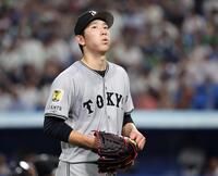 　６回の投球を終え、ベンチに戻る戸郷