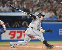 　３回、勝ち越しとなる右犠飛を放つ泉口（撮影・伊藤笙子）