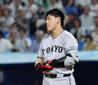 　５回、死球を受け、マウンドの奥川をにらむ岡本