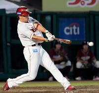 　４回、浅村が左翼線に適時二塁打を放つ