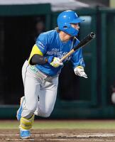 　２回、水野が中前に先制打を放つ