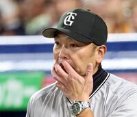 　８回表を終え、選手交代を告げた阿部監督