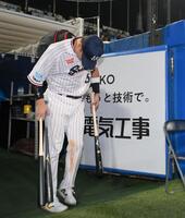 　グラウンドに一礼し、球場を後にする村上（撮影・伊藤笙子）