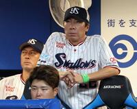 　６回、試合を見つめる高津監督。手前は村上