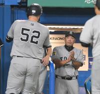 　２回、左越え２ランを放ったリチャード（左）を迎える阿監督（撮影・伊藤笙子）