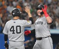 　２回、左越え２ランを放ち、中山（左）に迎えられるリチャード（撮影・伊藤笙子）