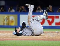 　８回、死球を受け痛がる岸田