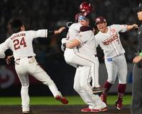 　１１回、サヨナラ二塁打を放ちナインから祝福を受けるボイト（中央右）