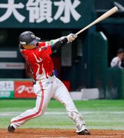 　３回、野村が中前に適時打を放つ