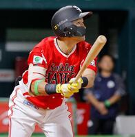 　２回、中村が右中間に２点三塁打を放つ