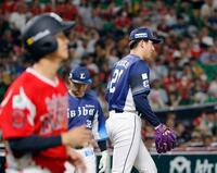 　２回、柳町（手前）に２者連続となる押し出し四球を与えた武内