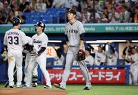 　１回、オスナに先制の２点打を許した戸郷（中央）