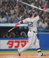 　２回、左越え２ランを放ち、打球を見つめるリチャード（撮影・伊藤笙子）