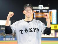 　ヒーローインタビューを終え、ポーズをとる戸郷