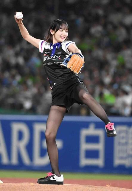 身体能力たっか」人気沸騰美人雀士、黒スト美脚高々な豪快始球式に反響