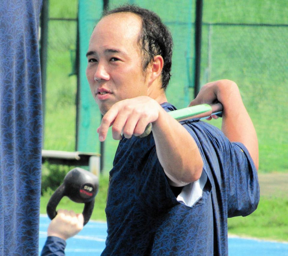 　調整を行う青柳