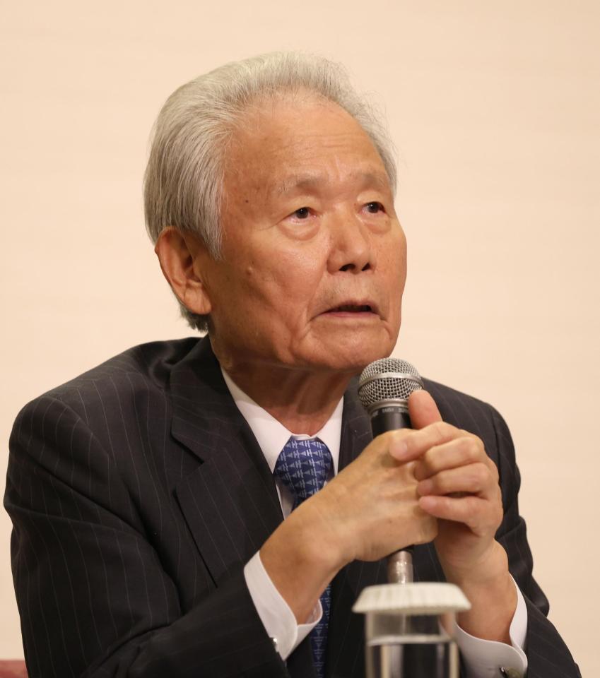 　会見する榊原定征コミッショナー（撮影・佐々木彰尚）