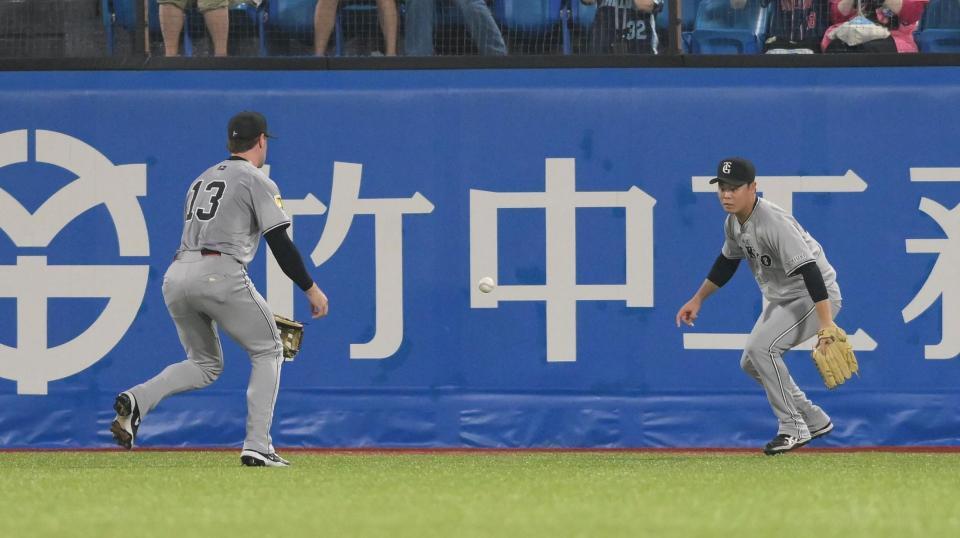 　１回、長岡の打球でお見合いする中堅手のキャベッジ（左）と右翼手・中山（撮影・伊藤笙子）