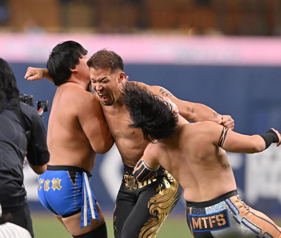 　特別始球式前に会場を盛り上げる大阪プロレスのゼウス（中央）ら（撮影・西田忠信）